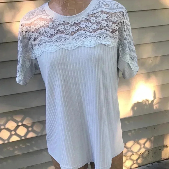 Boutique lace detail top - Picture 1 of 8